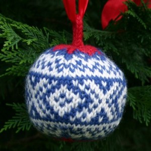 Free Christmas ornament knitting pattern by Mary Ann Stephens, copyright 2012