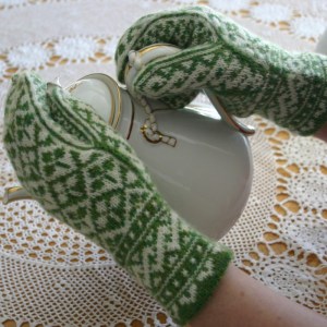 shamrock mittens knitting pattern, perfect for st. patrick's day